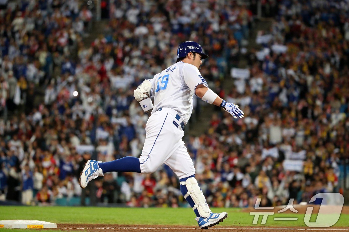 본문 이미지 - 25일 오후 대구 삼성라이온즈파크에서 열린 프로야구 '2024 신한 SOL 뱅크 KBO 포스트시즌' 한국시리즈 3차전 KIA 타이거즈와 삼성 라이온즈의 경기, 삼성 박병호가 7회말 무사 백투백 솔로홈런을 친 뒤 홈을 향해 달리고 있다. 2024.10.25/뉴스1 ⓒ News1 공정식 기자