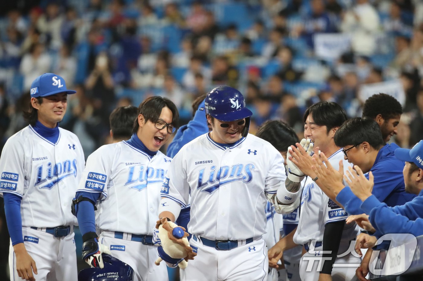 25일 오후 대구 삼성라이온즈파크에서 열린 프로야구 &#39;2024 신한 SOL 뱅크 KBO 포스트시즌&#39; 한국시리즈 3차전 KIA 타이거즈와 삼성 라이온즈의 경기, 삼성 박병호가 7회말 무사 백투백 솔로홈런을 친 뒤 동료들의 축하를 받고 있다. 2024.10.25/뉴스1 ⓒ News1 공정식 기자