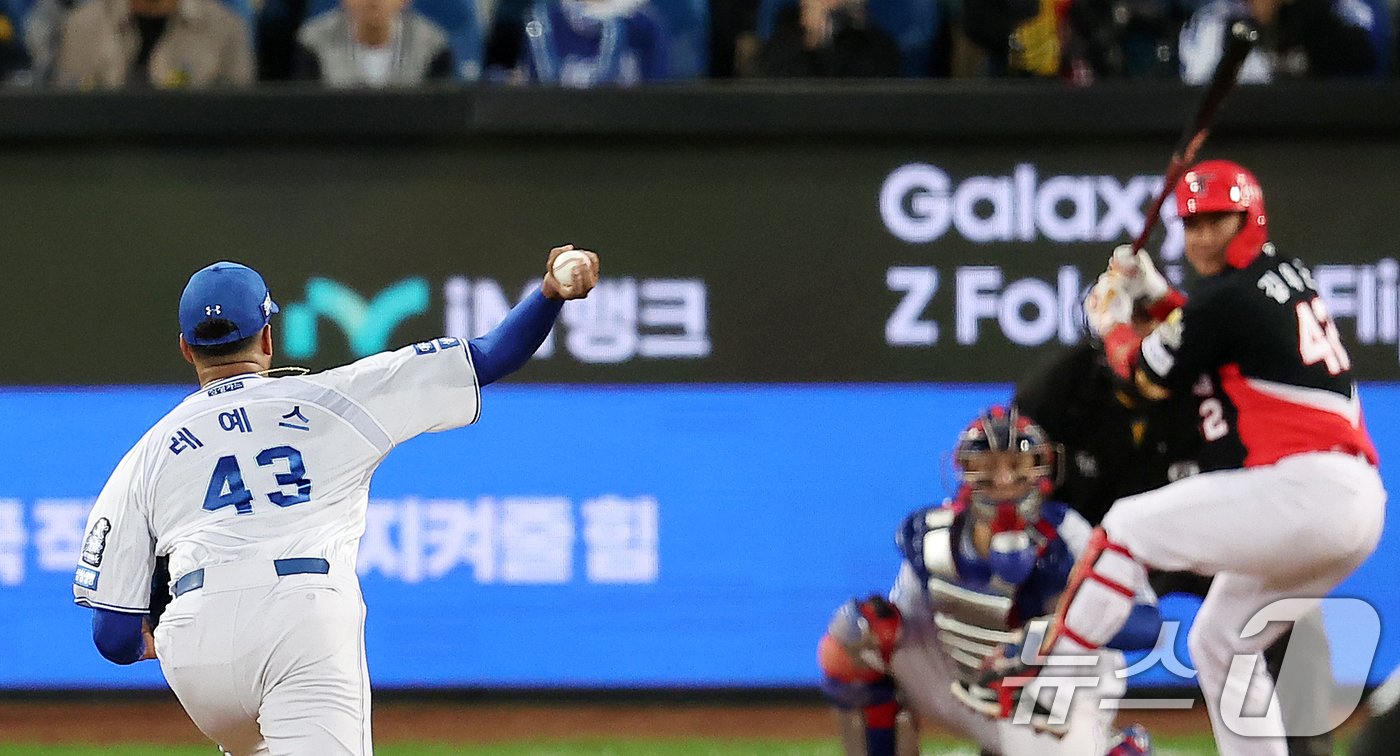 본문 이미지 - 25일 오후 대구 삼성라이온즈파크에서 열린 프로야구 '2024 신한 SOL 뱅크 KBO 포스트시즌' 한국시리즈 3차전 KIA 타이거즈와 삼성 라이온즈의 경기, 삼성 선발 레예스가 7회초 2사 KIA 김태군을 삼진으로 잡아내고 있다. 2024.10.25/뉴스1 ⓒ News1 김진환 기자