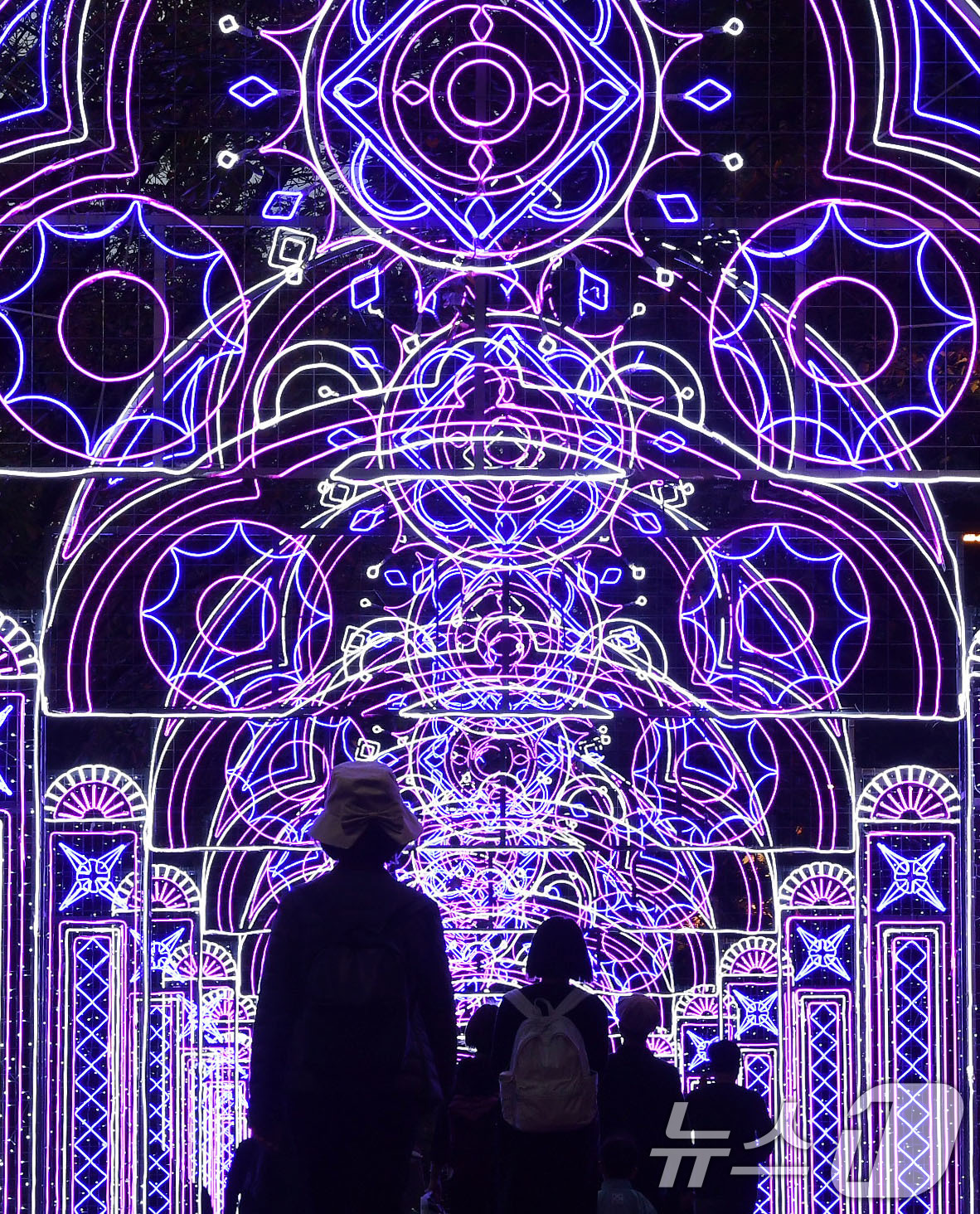 (서울=뉴스1) = 25일 서울 송파구 석촌호수에서 개막한 송파 루미나리에 축제를 찾은 시민들이 아름다운 조명이 밝히는 산책로를 거닐고 있다.송파구 석촌호수 일대에서 열리는 '호수 …