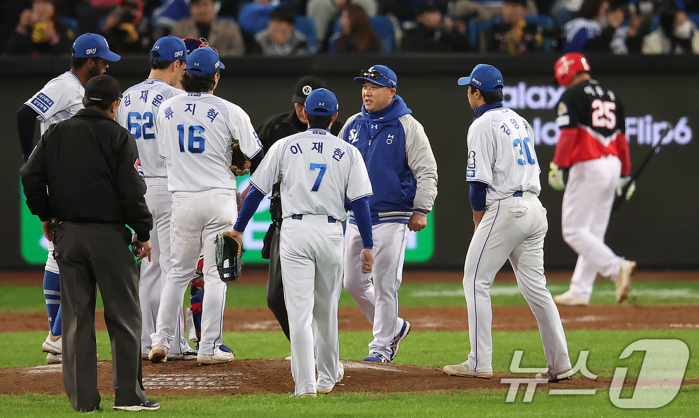 (대구=뉴스1) 김진환 기자 = 25일 오후 대구 삼성라이온즈파크에서 열린 프로야구 '2024 신한 SOL 뱅크 KBO 포스트시즌' 한국시리즈 3차전 KIA 타이거즈와 삼성 라이온 …