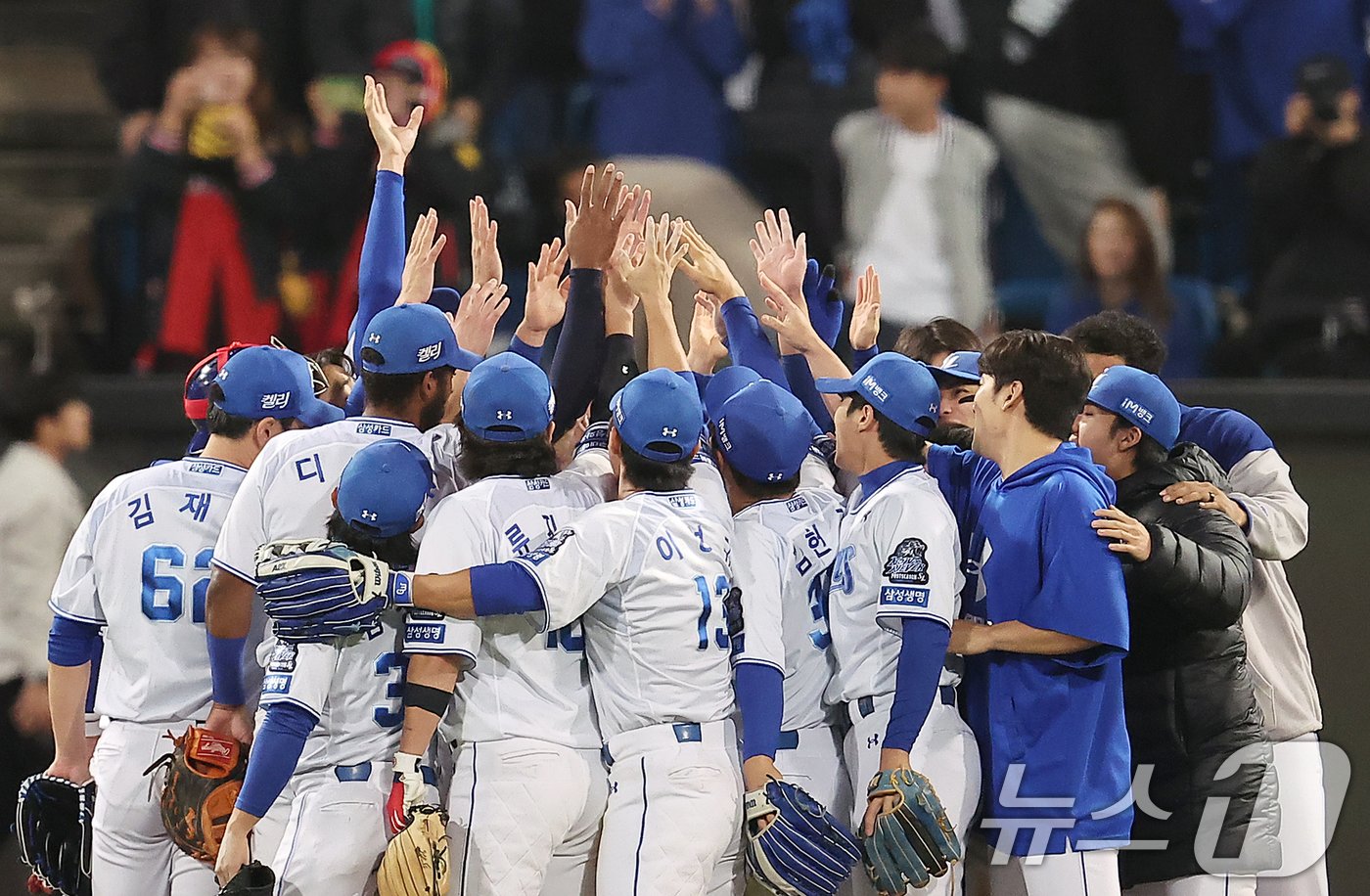 25일 오후 대구 삼성라이온즈파크에서 열린 프로야구 &#39;2024 신한 SOL 뱅크 KBO 포스트시즌&#39; 한국시리즈 3차전 KIA 타이거즈와 삼성 라이온즈의 경기, 4대2 승리를 거두며 2패 뒤 1승을 거둔 삼성 선수들이 기쁨을 나누고 있다. 2024.10.25/뉴스1 ⓒ News1 김진환 기자