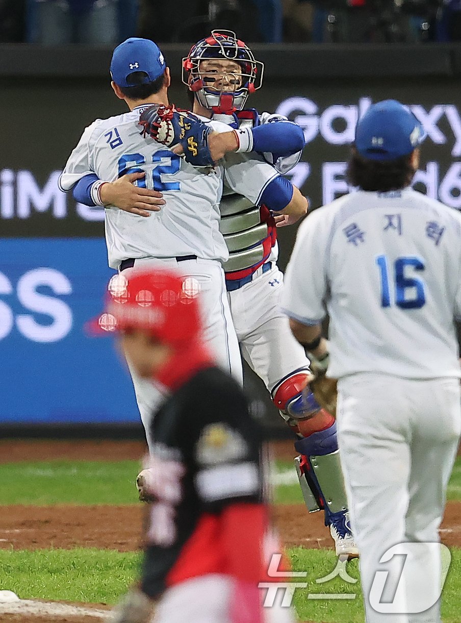 25일 오후 대구 삼성라이온즈파크에서 열린 프로야구 &#39;2024 신한 SOL 뱅크 KBO 포스트시즌&#39; 한국시리즈 3차전 KIA 타이거즈와 삼성 라이온즈의 경기, 4대2 승리를 거두며 2패 뒤 1승을 거둔 삼성 마무리 김재윤과 포수 강민호가 기쁨을 나누고 있다. 2024.10.25/뉴스1 ⓒ News1 김진환 기자