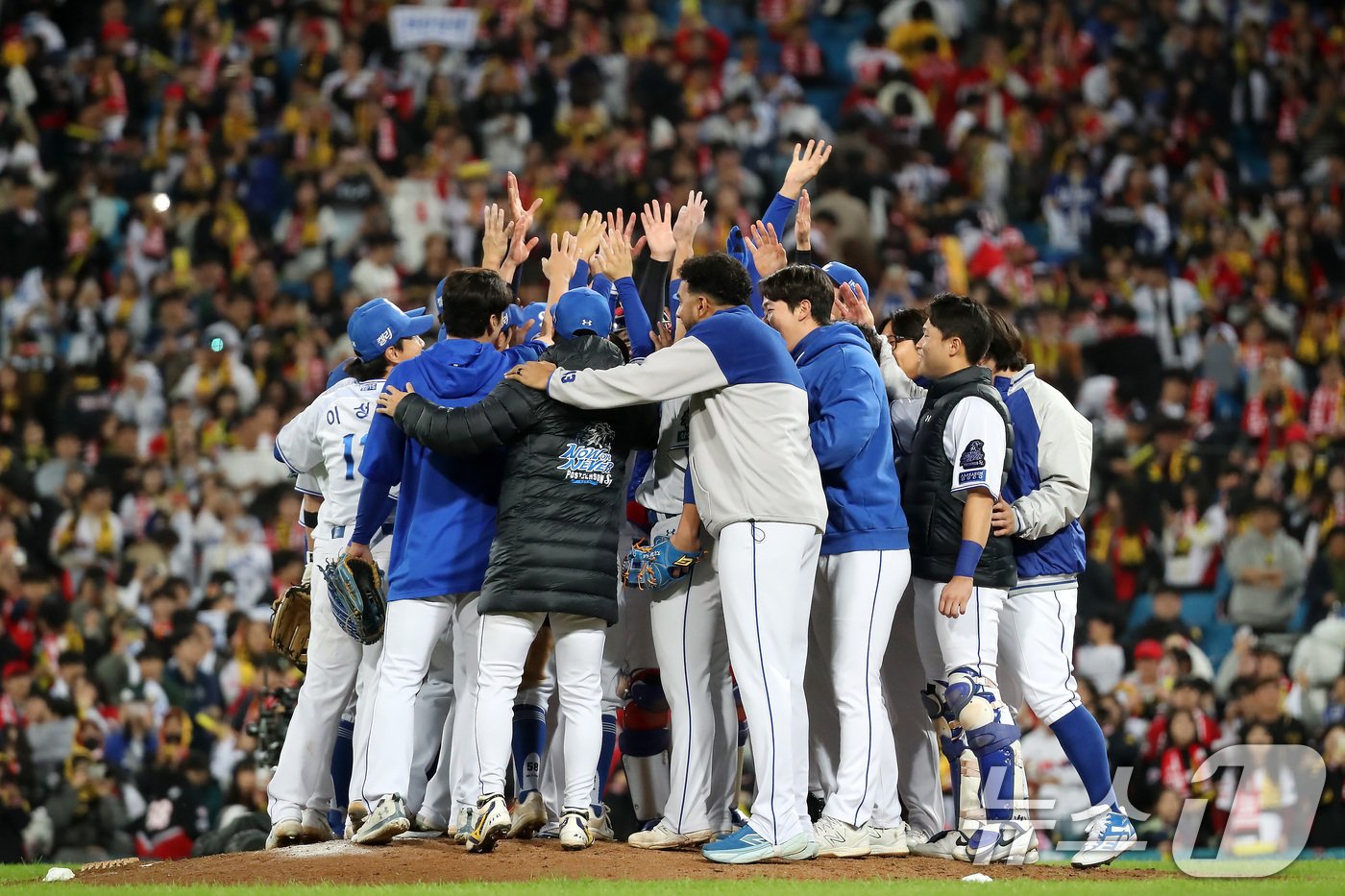본문 이미지 - 25일 오후 대구 삼성라이온즈파크에서 열린 프로야구 '2024 신한 SOL 뱅크 KBO 포스트시즌' 한국시리즈 3차전 KIA 타이거즈와 삼성 라이온즈의 경기, 4대 2 승리를 거둔 삼성 선수들이 기뻐하고 있다. 2024.10.25/뉴스1 ⓒ News1 공정식 기자