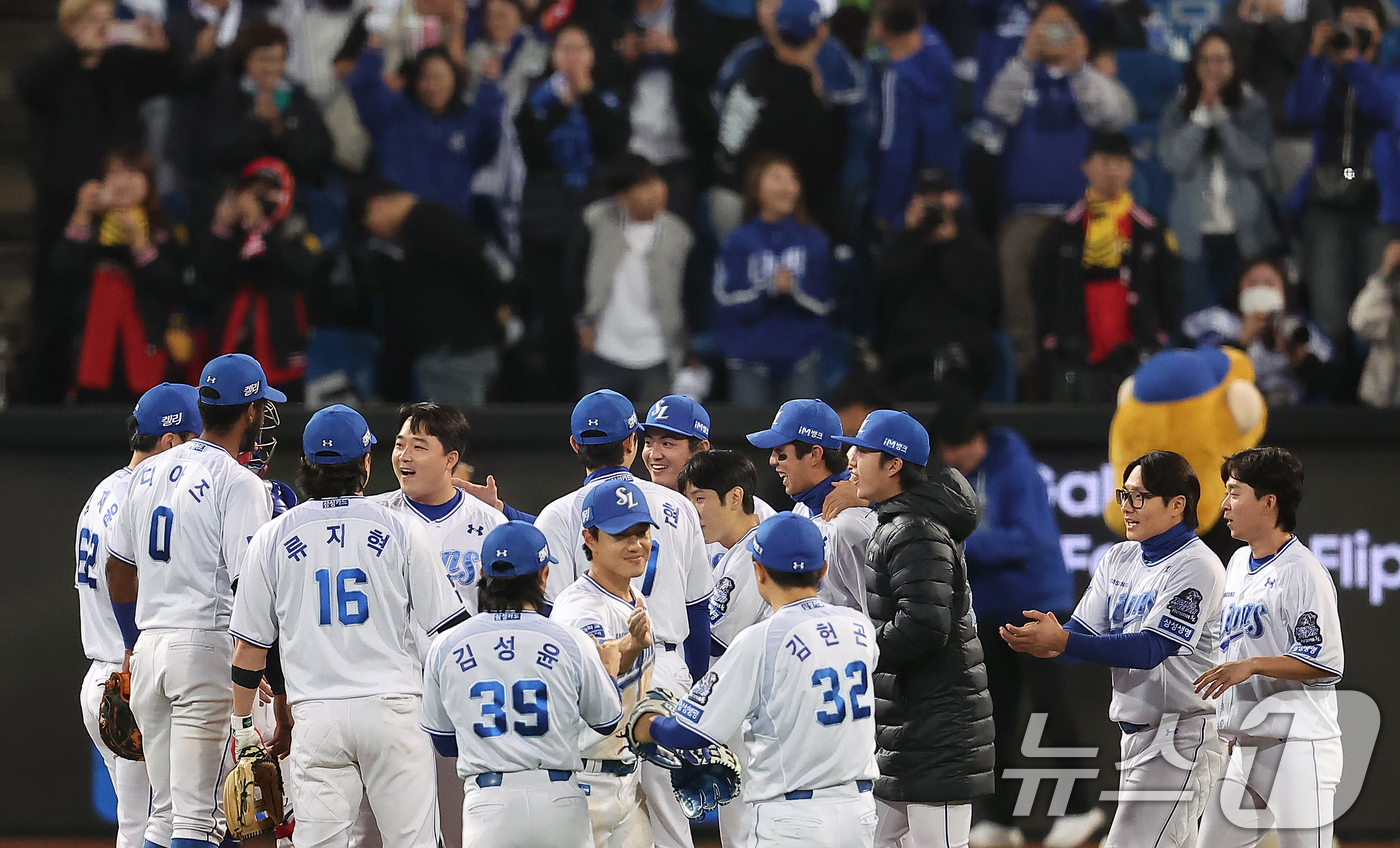 (대구=뉴스1) 김진환 기자 = 25일 오후 대구 삼성라이온즈파크에서 열린 프로야구 '2024 신한 SOL 뱅크 KBO 포스트시즌' 한국시리즈 3차전 KIA 타이거즈와 삼성 라이온 …