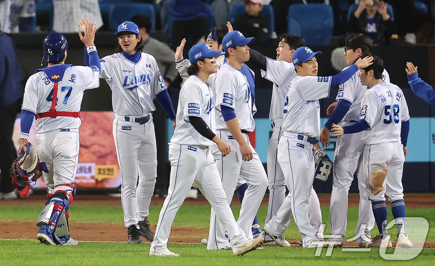 (대구=뉴스1) 김진환 기자 = 25일 오후 대구 삼성라이온즈파크에서 열린 프로야구 '2024 신한 SOL 뱅크 KBO 포스트시즌' 한국시리즈 3차전 KIA 타이거즈와 삼성 라이온 …