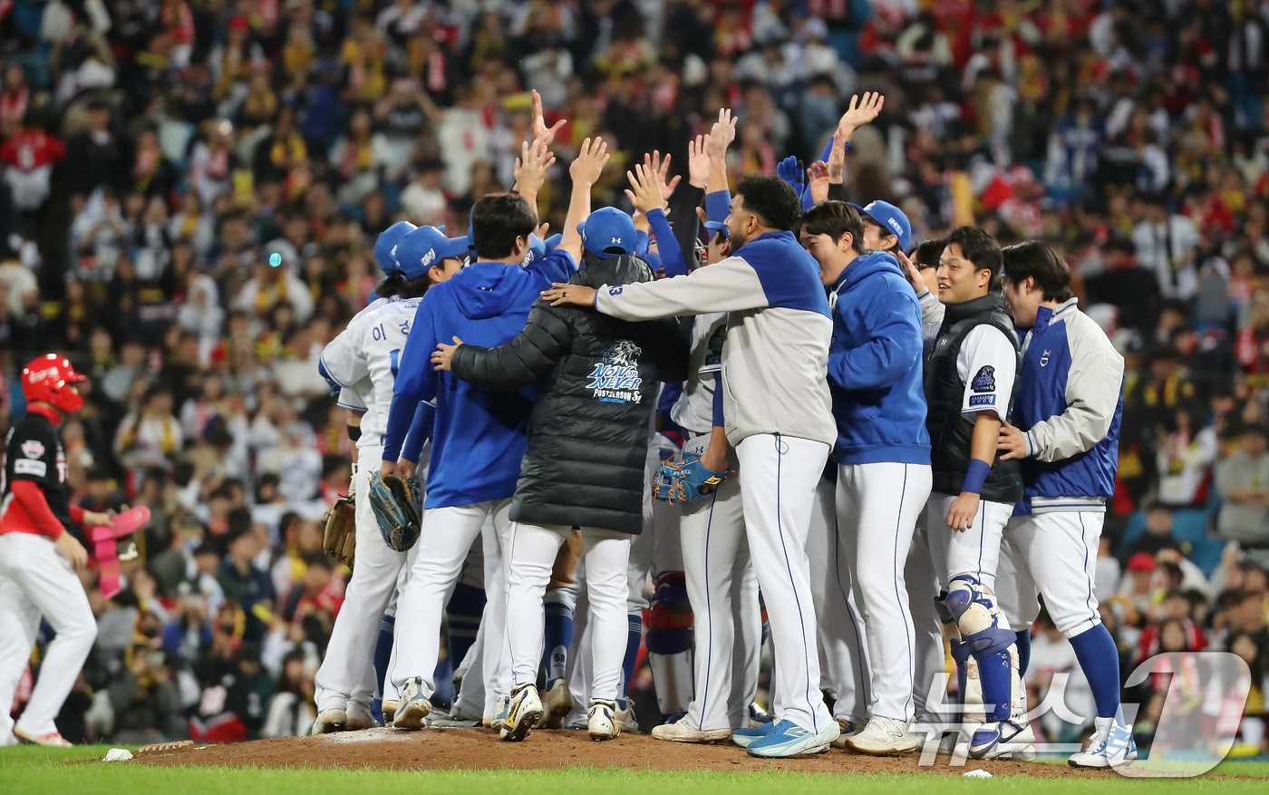 (대구=뉴스1) 공정식 기자 = 25일 오후 대구 삼성라이온즈파크에서 열린 프로야구 '2024 신한 SOL 뱅크 KBO 포스트시즌' 한국시리즈 3차전 KIA 타이거즈와 삼성 라이온 …