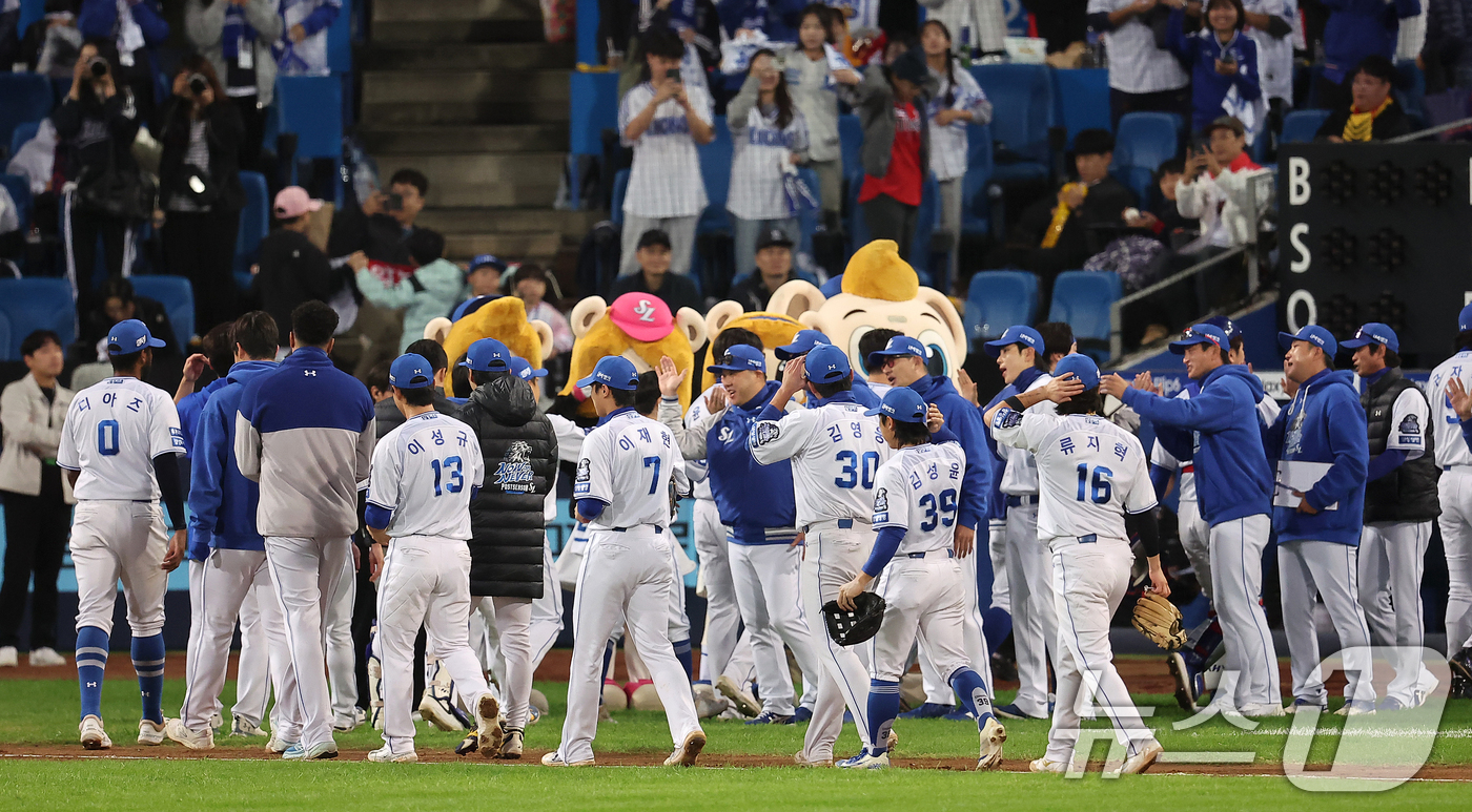 (대구=뉴스1) 김진환 기자 = 25일 오후 대구 삼성라이온즈파크에서 열린 프로야구 '2024 신한 SOL 뱅크 KBO 포스트시즌' 한국시리즈 3차전 KIA 타이거즈와 삼성 라이온 …