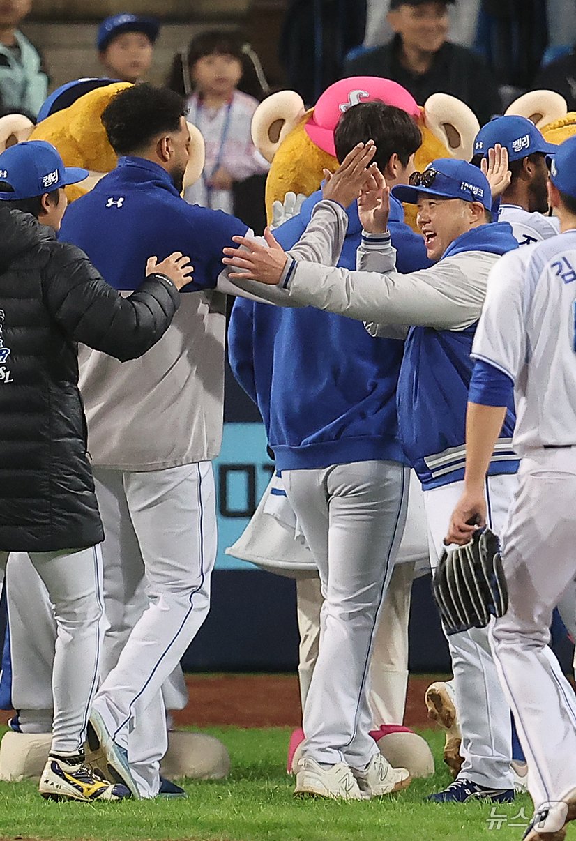 본문 이미지 - 25일 오후 대구 삼성라이온즈파크에서 열린 프로야구 '2024 신한 SOL 뱅크 KBO 포스트시즌' 한국시리즈 3차전 KIA 타이거즈와 삼성 라이온즈의 경기, 4대2 승리를 거두며 2패 뒤 1승을 거둔 삼성 박진만 감독이 7이닝 1실점(비자책)으로 승리투수가 된 레예스와 기쁨을 나누고 있다. 2024.10.25/뉴스1 ⓒ News1 김진환 기자