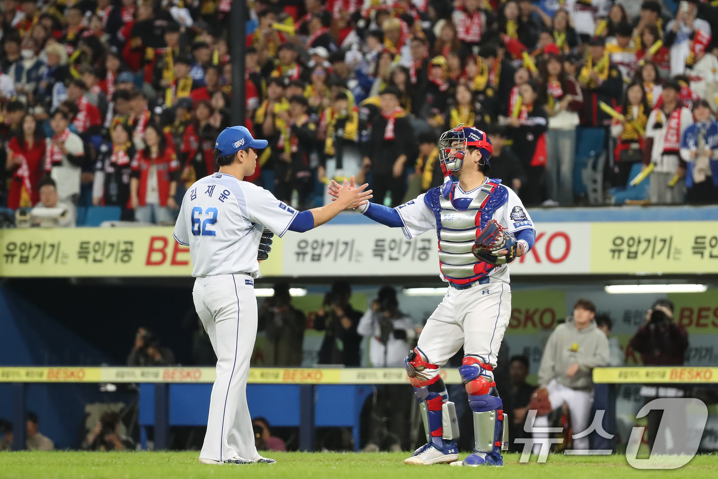 (대구=뉴스1) 공정식 기자 = 25일 오후 대구 삼성라이온즈파크에서 열린 프로야구 '2024 신한 SOL 뱅크 KBO 포스트시즌' 한국시리즈 3차전 KIA 타이거즈와 삼성 라이온 …