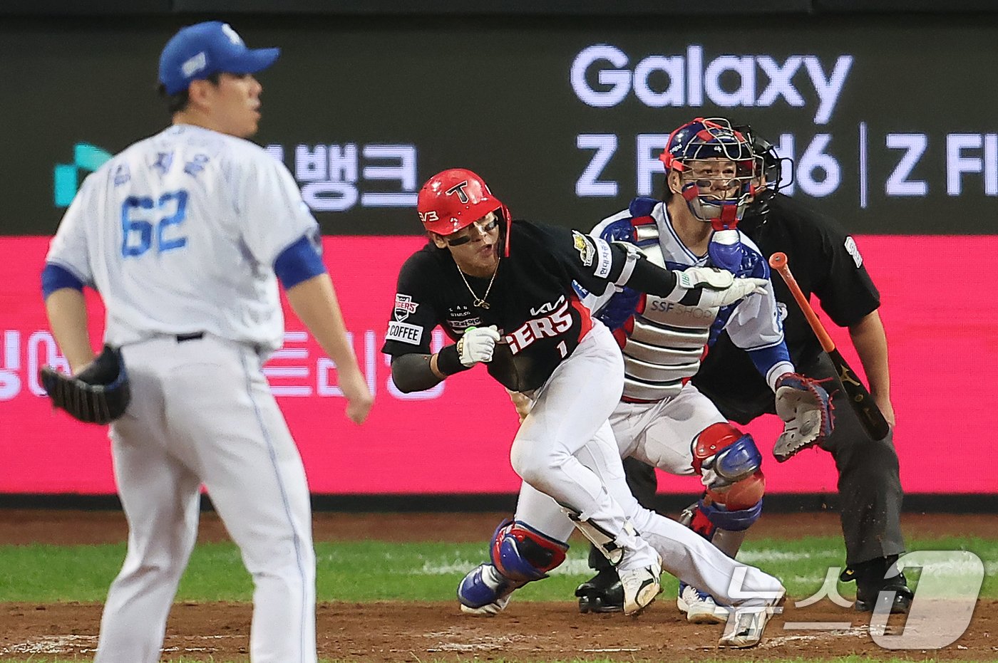 본문 이미지 - 25일 오후 대구 삼성라이온즈파크에서 열린 프로야구 '2024 신한 SOL 뱅크 KBO 포스트시즌' 한국시리즈 3차전 KIA 타이거즈와 삼성 라이온즈의 경기, KIA 박찬호가 9회초 2사 만루에서 3루수 앞 땅볼로 아웃되고 있다. 경기는 삼성의 4대2 승리. 2024.10.25/뉴스1 ⓒ News1 김진환 기자