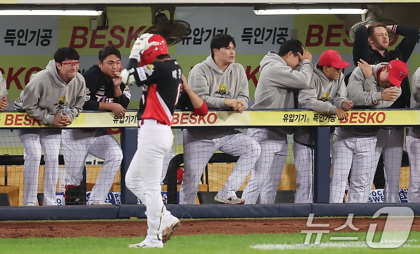 본문 이미지 - 25일 오후 대구 삼성라이온즈파크에서 열린 프로야구 '2024 신한 SOL 뱅크 KBO 포스트시즌' 한국시리즈 3차전 KIA 타이거즈와 삼성 라이온즈의 경기, KIA 더그아웃 선수들이 9회초 2사 만루에서 박찬호의 타구가 파울로 판정되자 아쉬워하고 있다. 경기는 삼성의 4대2 승리. 2024.10.25/뉴스1 ⓒ News1 김진환 기자