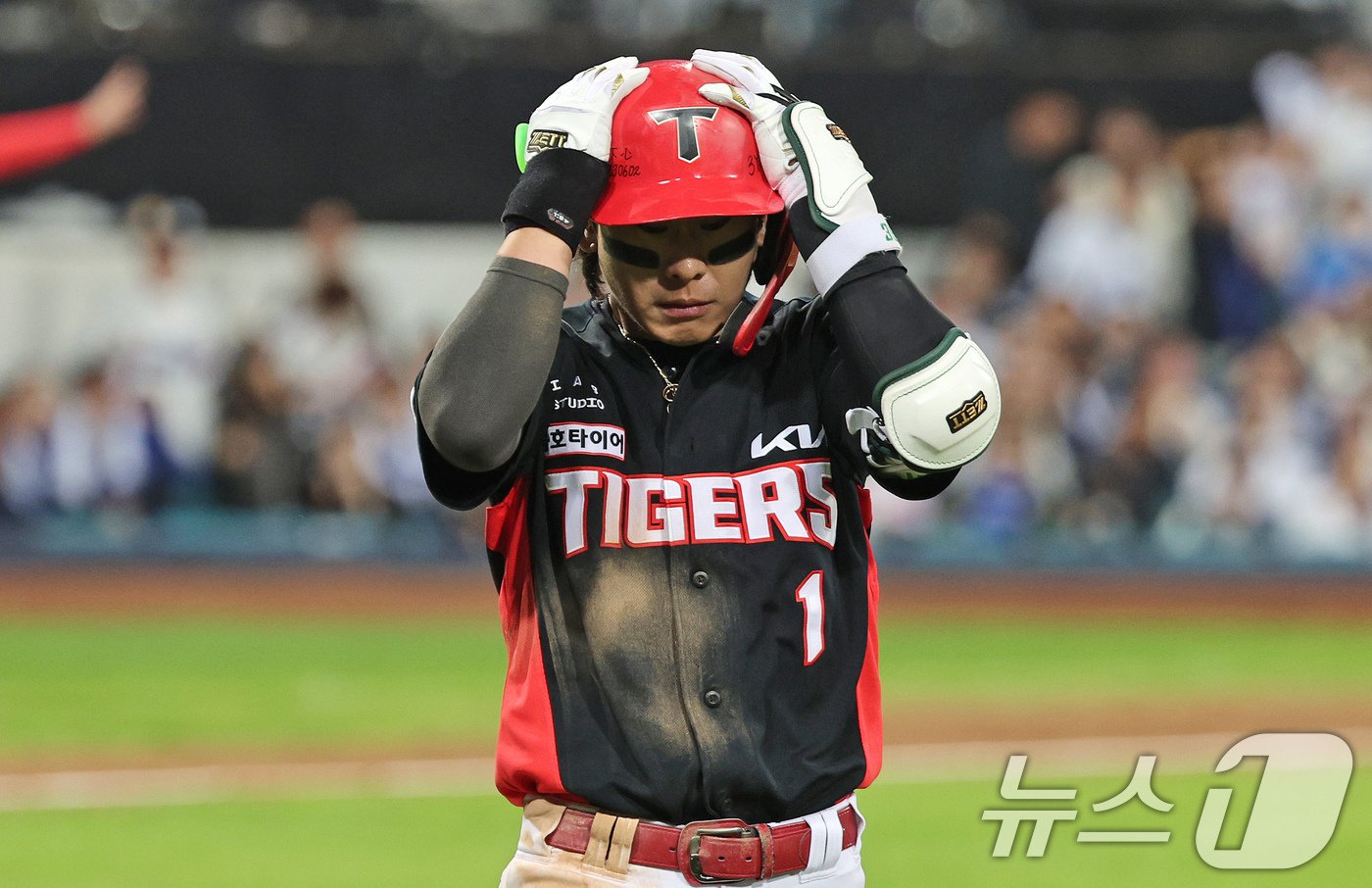 본문 이미지 - 25일 오후 대구 삼성라이온즈파크에서 열린 프로야구 &#39;2024 신한 SOL 뱅크 KBO 포스트시즌&#39; 한국시리즈 3차전 KIA 타이거즈와 삼성 라이온즈의 경기에서 9회초 KIA 공격 2사 만루 상황에서 타석에 들어선 박찬호가 파울을 친 뒤 아쉬워하고 있다. 2024.10.25/뉴스1 ⓒ News1 장수영 기자