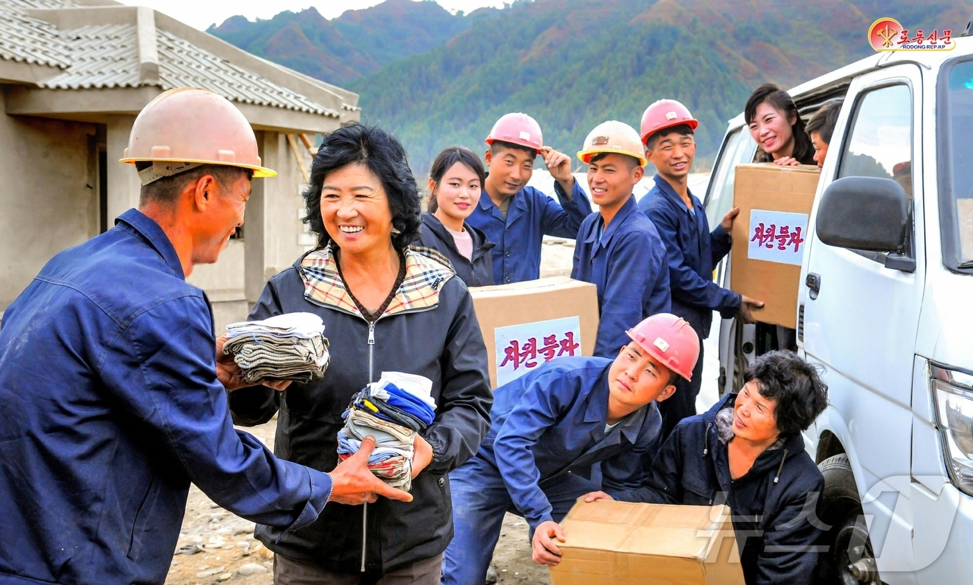 (평양 노동신문=뉴스1) = 북한 노동당 기관지 노동신문은 26일 주민들에게 "하나는 전체를 위하여, 전체는 하나를 위하여"라면서 서로 돕는 풍속을 주문했다. [국내에서만 사용가능 …