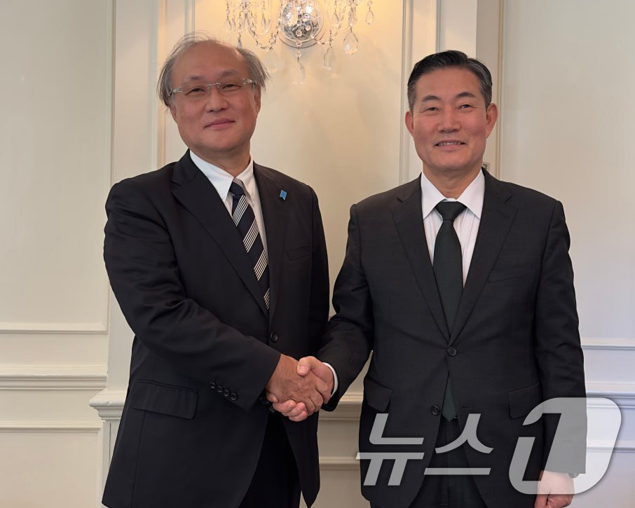 본문 이미지 - 신원식 국가안보실장과 일본 아키바 다케오 국가안전보장국장이 25일(현지시간) 미국 워싱턴DC에서 한일관계 및 북한 문제 등을 논의했다고 대통령실이 밝혔다. (대통령실 제공) 2024.10.26/뉴스1 ⓒ News1 송원영 기자