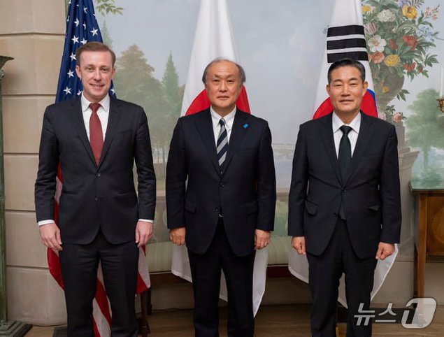 본문 이미지 - 신원식 국가안보실장&#40;오른쪽&#41;이 25일&#40;현지시간&#41; 미국 워싱턴DC에서 일본 아키바 다케오 국가안전보장국장&#40;가운데&#41;, 미국 제이크 설리번 국가안보보좌관&#40;왼쪽&#41;과 북한의 러시아 파병 문제 등을 논의했다고 대통령실이 밝혔다. &#40;대통령실 제공&#41; 2024.10.26/뉴스1 ⓒ News1 송원영 기자