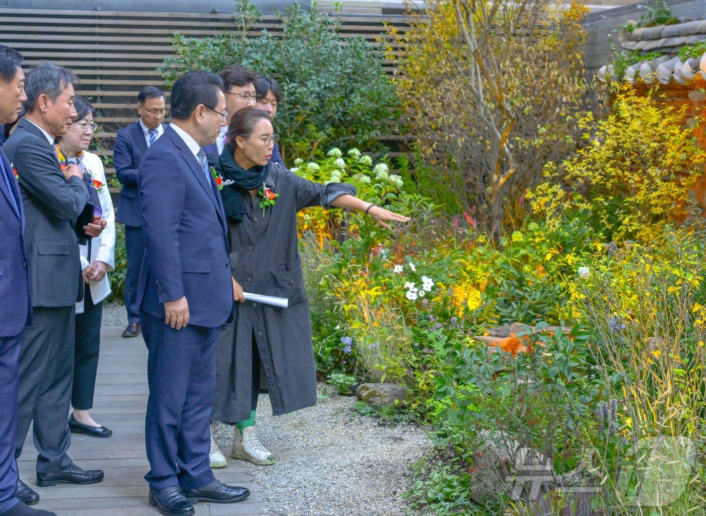 미국을 방문 중인 김영록 전라남도지사가 25일&#40;현지시간&#41; 뉴욕한국문화원에서 열린 ‘뉴욕한국문화원 전라남도정원 준공식’에 참석, 시설 내부를 둘러보고 있다.&#40;전남도 제공&#41; 2024.10.26/뉴스1 