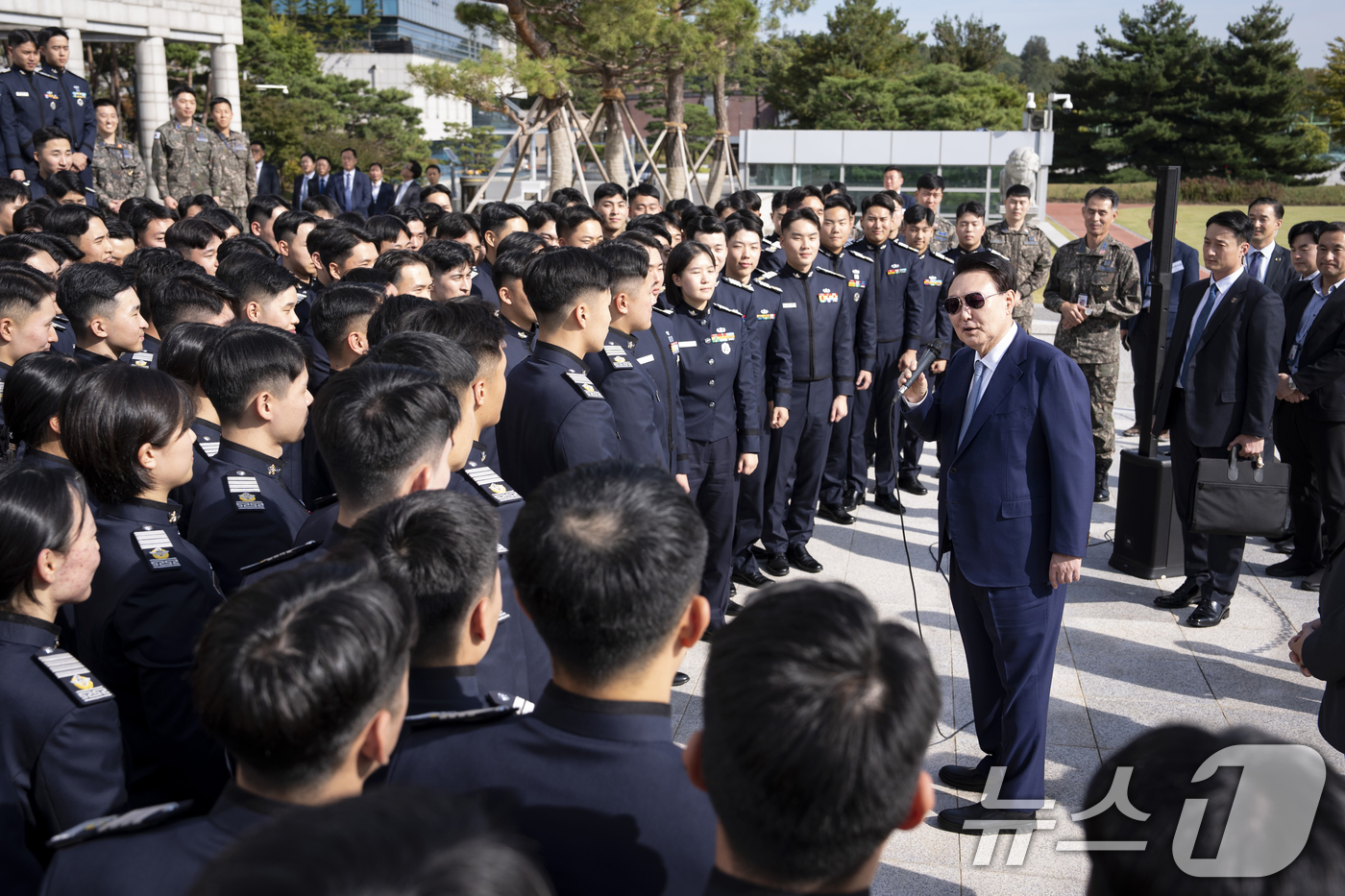 (서울=뉴스1) 송원영 기자 = 윤석열 대통령이 지난 25일 서울 용산 대통령실 앞에서 견학 온 공군사관학교 4학년 생도들을 만나 격려사를 하고 있다. (대통령실 제공) 2024. …