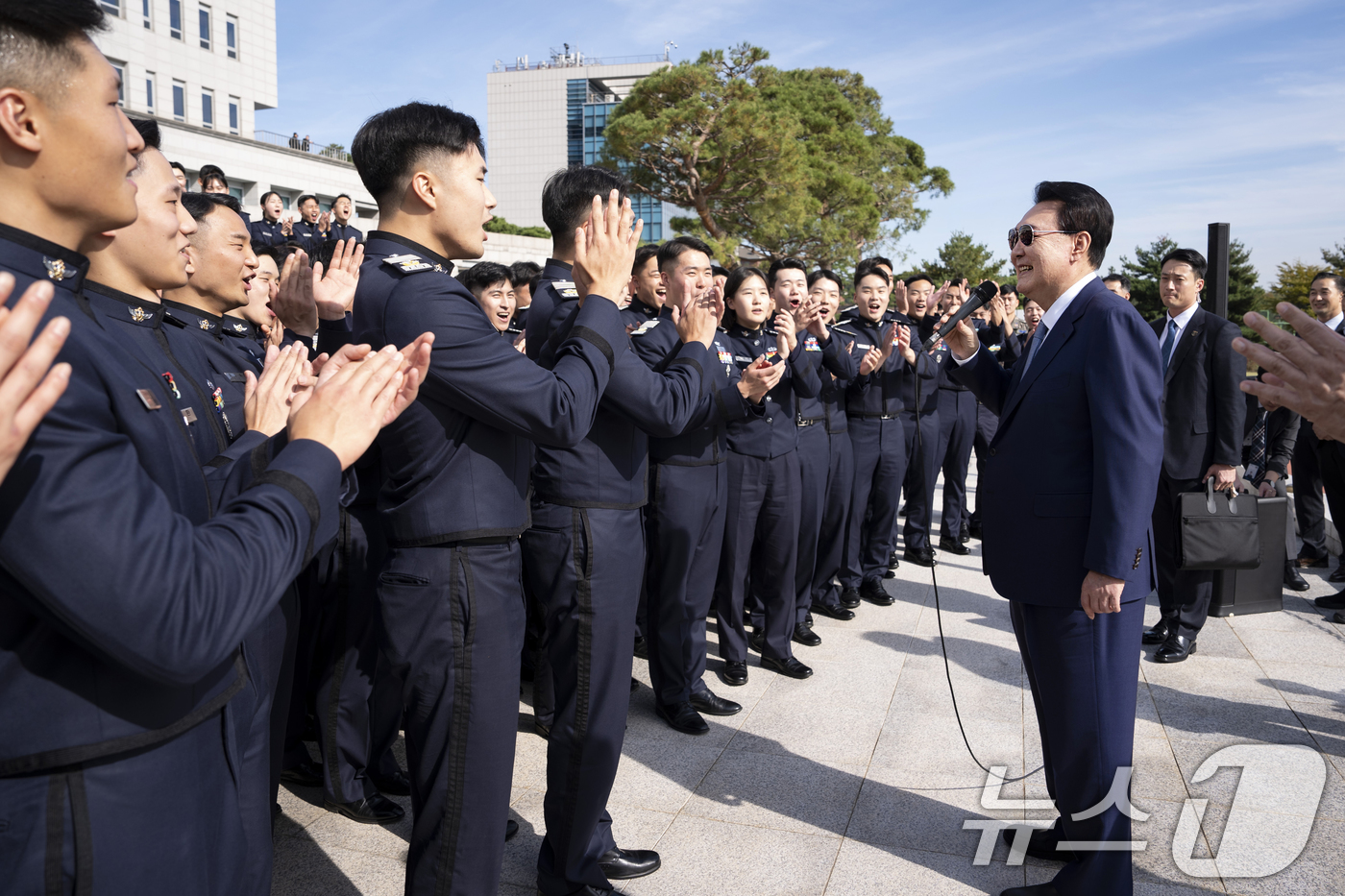 (서울=뉴스1) 송원영 기자 = 윤석열 대통령이 지난 25일 서울 용산 대통령실 앞에서 견학 온 공군사관학교 4학년 생도들을 만나 격려사를 하고 있다. (대통령실 제공) 2024. …