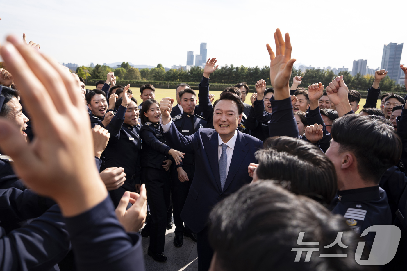 (서울=뉴스1) 송원영 기자 = 윤석열 대통령이 지난 25일 서울 용산 대통령실 앞에서 견학 온 공군사관학교 4학년 생도들과 함께 '독수리 구호'를 외치고 있다. (대통령실 제공) …