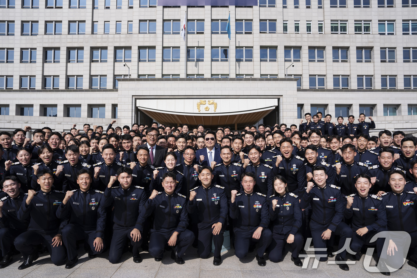 (서울=뉴스1) 송원영 기자 = 윤석열 대통령이 지난 25일 서울 용산 대통령실 앞에서 견학 온 공군사관학교 4학년 생도들과 기념촬영을 하고 있다. (대통령실 제공) 2024.10 …