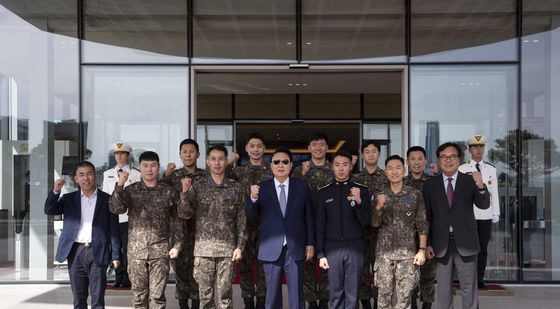 윤석열 대통령, 공군사관학교 장교들과 함께