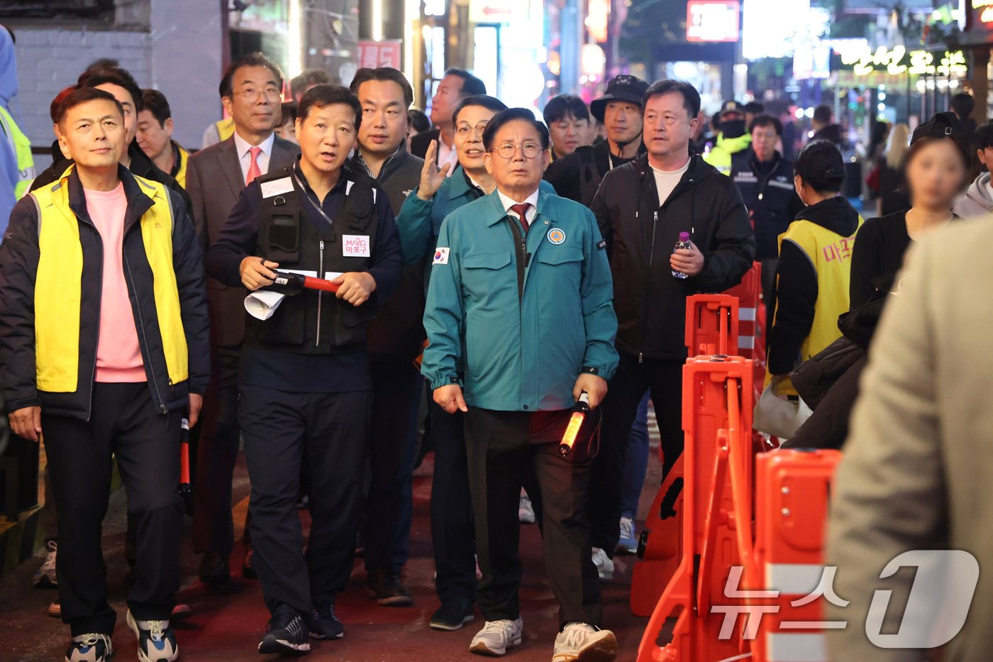 본문 이미지 - 박강수 마포구청장이 25일 서울 마포구 홍대 거리에 설치한 ‘핼러윈 대응 합동상황실’을 찾아 본격적인 인파 관리에 나서고 있다. (마포구청 제공) 2024.10.26/뉴스1