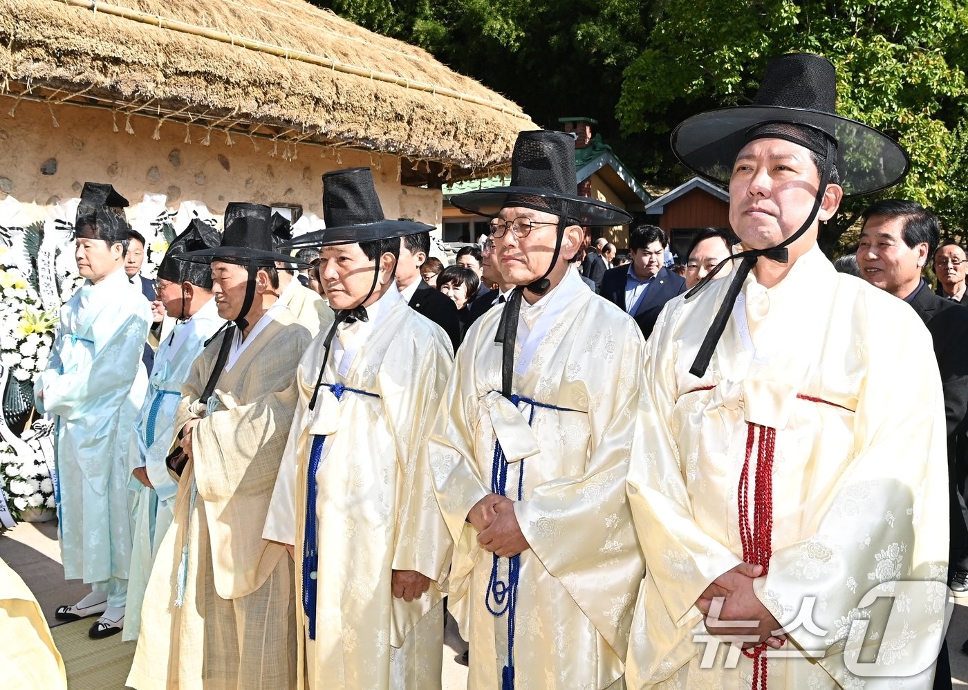 26일 경북 구미 박정희 생가에서 열린 박 전 대통령 서거 제45주기 추도식에서 김장호 구미시장 등 내빈들이 박정희 대통령 내외 영정사진을 향해 절을 한 뒤 일어서고 있다. &#40;구미시 제공&#41; 2024.10.26/뉴스1