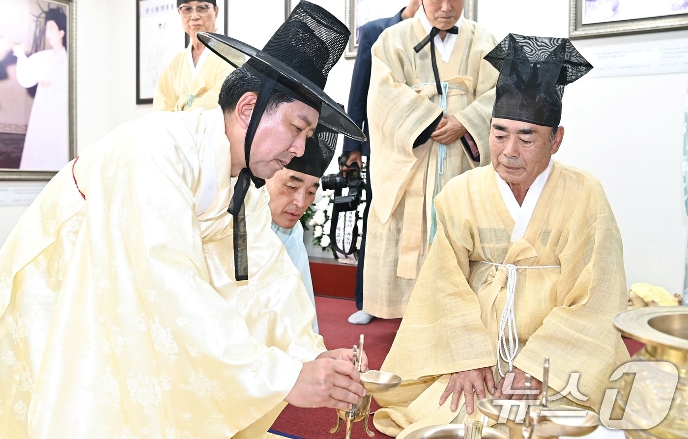 26일 경북 구미 박정희 생가에서 열린 박 전 대통령 서거 제45주기 추도식에서 김장호 구미시장이 술잔을 올리고 있다. &#40;구미시 제공&#41; 2024.10.26/뉴스1 