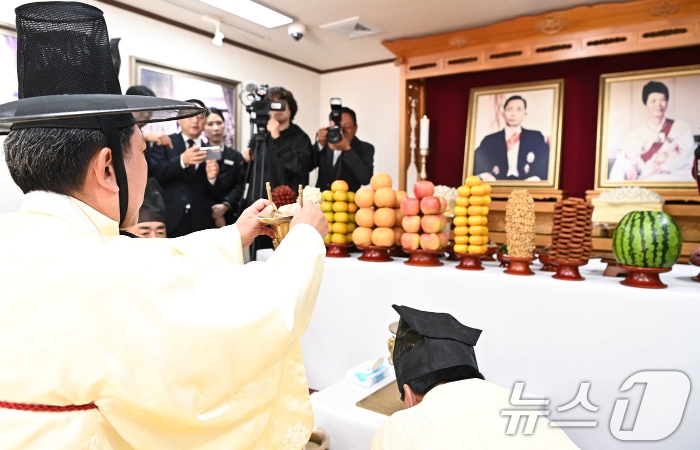 본문 이미지 - 26일 경북 구미 박정희 생가에서 열린 박 전 대통령 서거 제45주기 추도식에서 김장호 구미시장이 술잔을 올리고 있다. (구미시 제공) 2024.10.26/뉴스1 