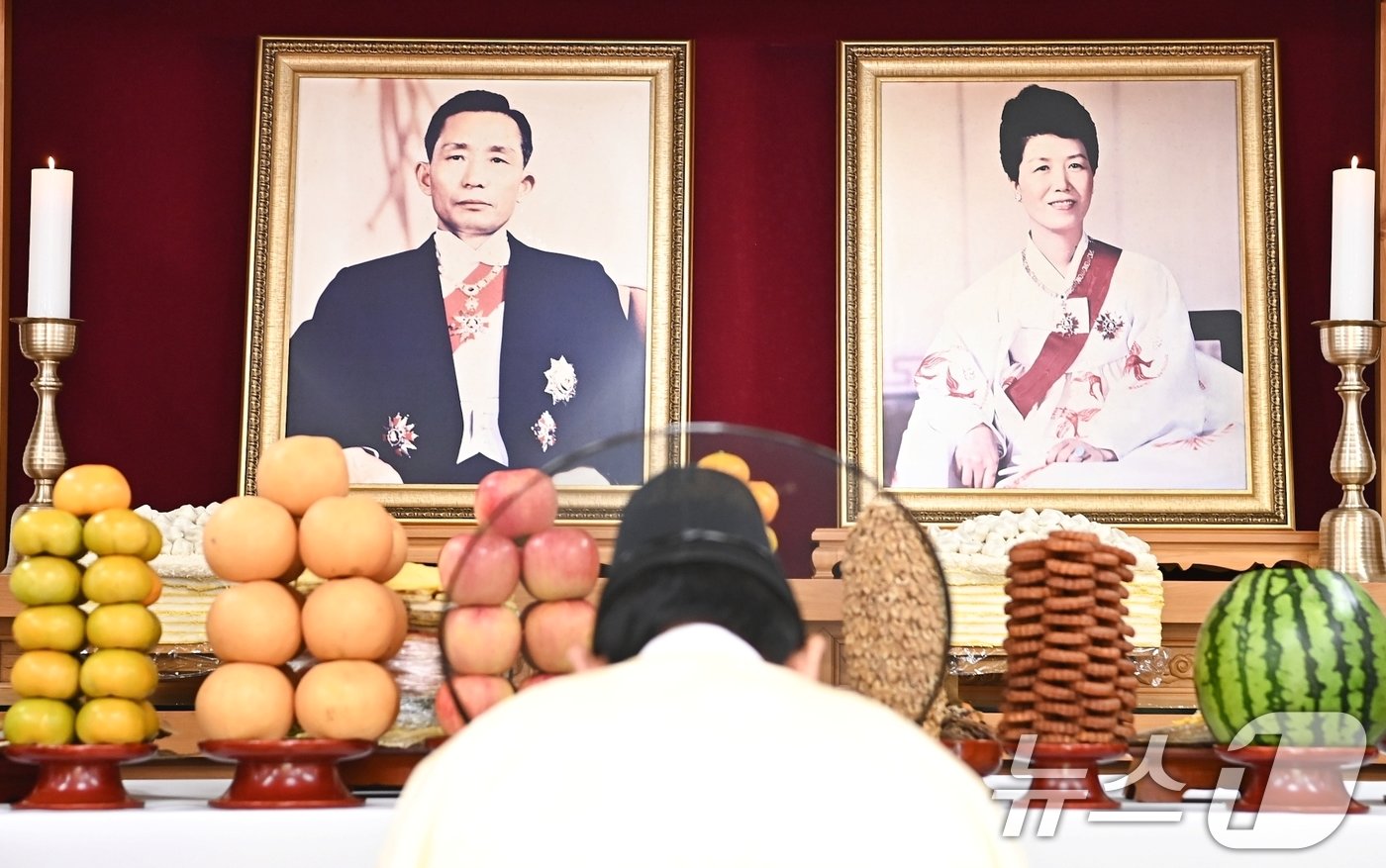 26일 경북 구미 박정희 생가에서 열린 박 전 대통령 서거 제45주기 추도식에서 김장호 구미시장이 제례를 올리고 있다.&#40;구미시 제공&#41; 2024.10.26/뉴스1 