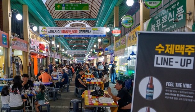 증평 장뜰시장 수제맥주 야시장.&#40;증평군 제공&#41;/뉴스1