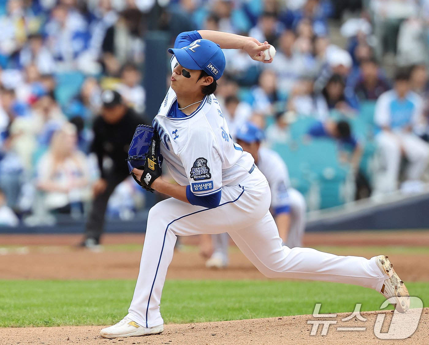 본문 이미지 - 26일 오후 대구 삼성라이온즈파크에서 열린 프로야구 &#39;2024 신한 SOL 뱅크 KBO 포스트시즌&#39; 한국시리즈 4차전 KIA 타이거즈와 삼성 라이온즈의 경기, 삼성 선발 원태인이 1회초 등판해 힘차게 공을 던지고 있다. 2024.10.26/뉴스1 ⓒ News1 김진환 기자