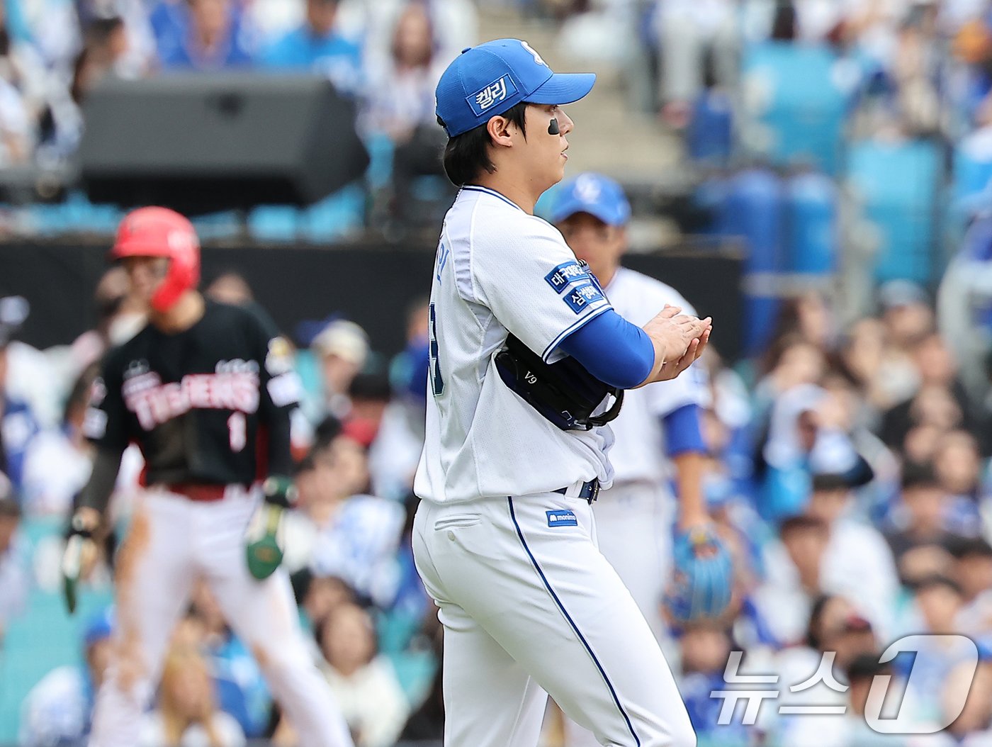 26일 오후 대구 삼성라이온즈파크에서 열린 프로야구 &#39;2024 신한 SOL 뱅크 KBO 포스트시즌&#39; 한국시리즈 4차전 KIA 타이거즈와 삼성 라이온즈의 경기, 삼성 선발 원태인이 1회초 무사 1루에서 KIA 김선빈에게 2루타를 허용하며 2,3루가 되자 아쉬워하고 있다. 2024.10.26/뉴스1 ⓒ News1 김진환 기자