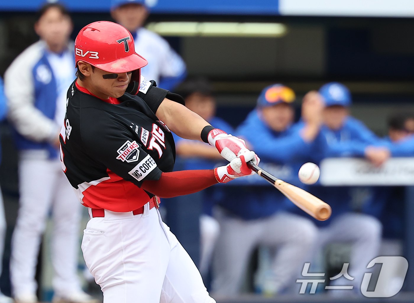 26일 오후 대구 삼성라이온즈파크에서 열린 프로야구 &#39;2024 신한 SOL 뱅크 KBO 포스트시즌&#39; 한국시리즈 4차전 KIA 타이거즈와 삼성 라이온즈의 경기, KIA 김도영이 1회초 무사 2,3루 상황 힘차게 스윙하고 있다. 결과는 3루수 파울 아웃. 2024.10.26/뉴스1 ⓒ News1 김진환 기자