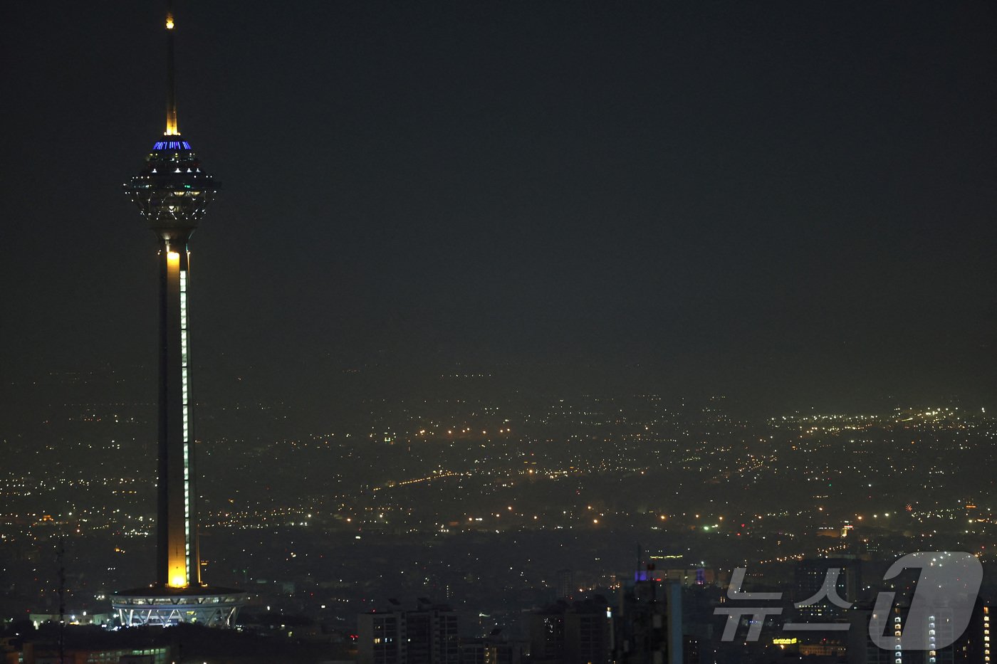 본문 이미지 - 26일&#40;현지시간&#41; 이란 테헤란에서 여러 차례 폭발음이 들린 직후 테헤란의 모습. ⓒ 로이터=뉴스1 ⓒ News1 조소영 기자