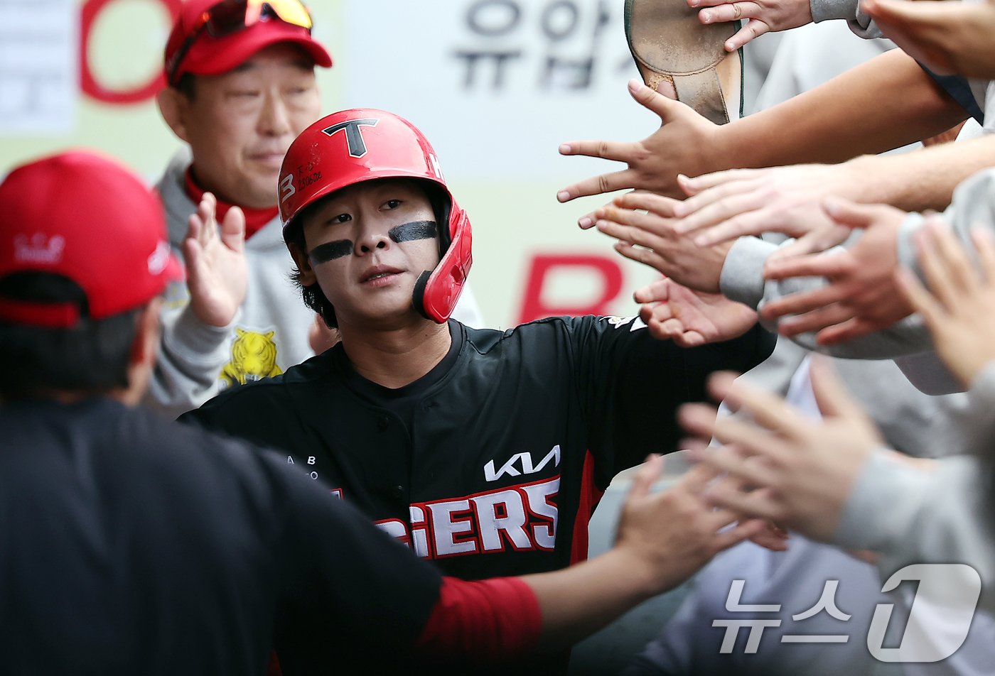 26일 오후 대구 삼성라이온즈파크에서 열린 프로야구 &#39;2024 신한 SOL 뱅크 KBO 포스트시즌&#39; 한국시리즈 4차전 KIA 타이거즈와 삼성 라이온즈의 경기, KIA 박찬호가 1회초 1사 2,3루 상황 나성범의 2루수 앞 땅볼 때 득점 후 동료들과 하이파이브를 하고 있다. 2024.10.26/뉴스1 ⓒ News1 김진환 기자