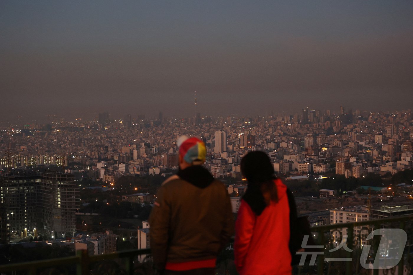 본문 이미지 - 26일(현지시간) 이란 수도 테헤란에 대한 이스라엘의 공격 직후 테헤란의 모습. 이스라엘은 이날 이란의 지난 1일 공격에 대한 보복 공격을 감행했다. 2024.10.26. ⓒ 로이터=뉴스1 ⓒ News1 조소영 기자