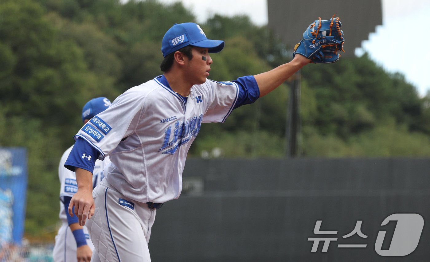 본문 이미지 - 26일 오후 대구 삼성라이온즈파크에서 열린 프로야구 &#39;2024 신한 SOL 뱅크 KBO 포스트시즌&#39; 한국시리즈 4차전 KIA 타이거즈와 삼성 라이온즈의 경기 1회초 KIA 공격 무사 2,3루 상황에서 삼성 3루수 김영웅이 김도영의 파울 뜬공을 아웃 처리하고 있다. 2024.10.26/뉴스1 ⓒ News1 장수영 기자