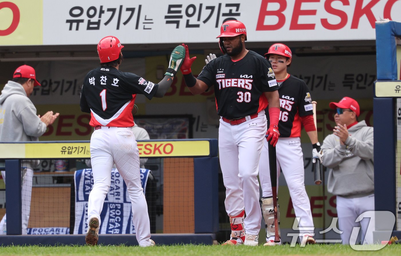 26일 오후 대구 삼성라이온즈파크에서 열린 프로야구 &#39;2024 신한 SOL 뱅크 KBO 포스트시즌&#39; 한국시리즈 4차전 KIA 타이거즈와 삼성 라이온즈의 경기 1회초 KIA 공격 1사 2,3루 상황에서 3루주자 박찬호가 나성범의 땅볼 타구를 틈타 득점을 성공하고 있다. 2024.10.26/뉴스1 ⓒ News1 장수영 기자