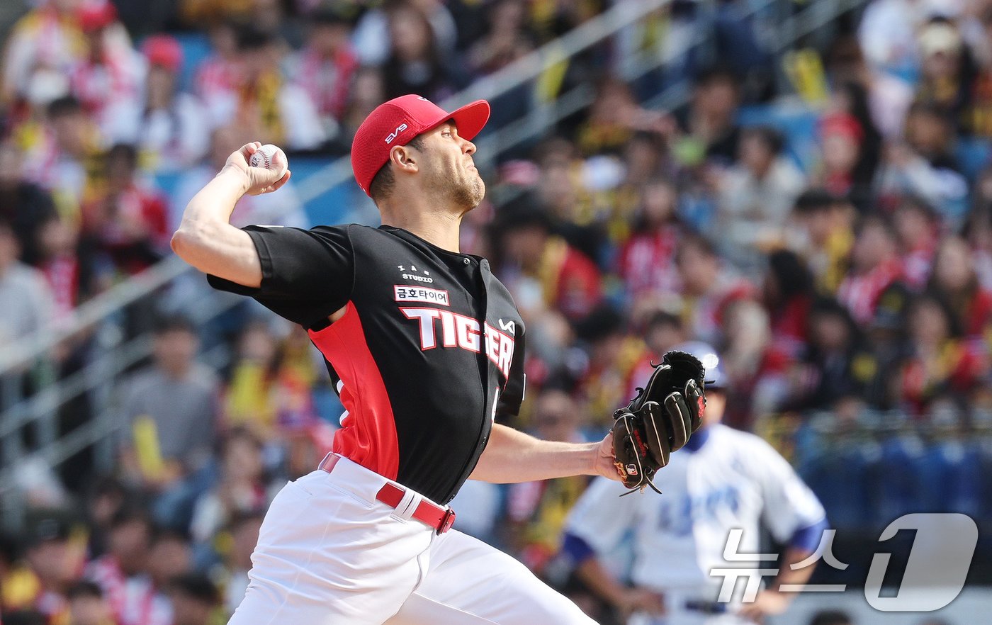 본문 이미지 - 26일 오후 대구 삼성라이온즈파크에서 열린 프로야구 '2024 신한 SOL 뱅크 KBO 포스트시즌' 한국시리즈 4차전 KIA 타이거즈와 삼성 라이온즈의 경기 1회말 KIA 선발 네일이 역투하고 있다. 2024.10.26/뉴스1 ⓒ News1 장수영 기자