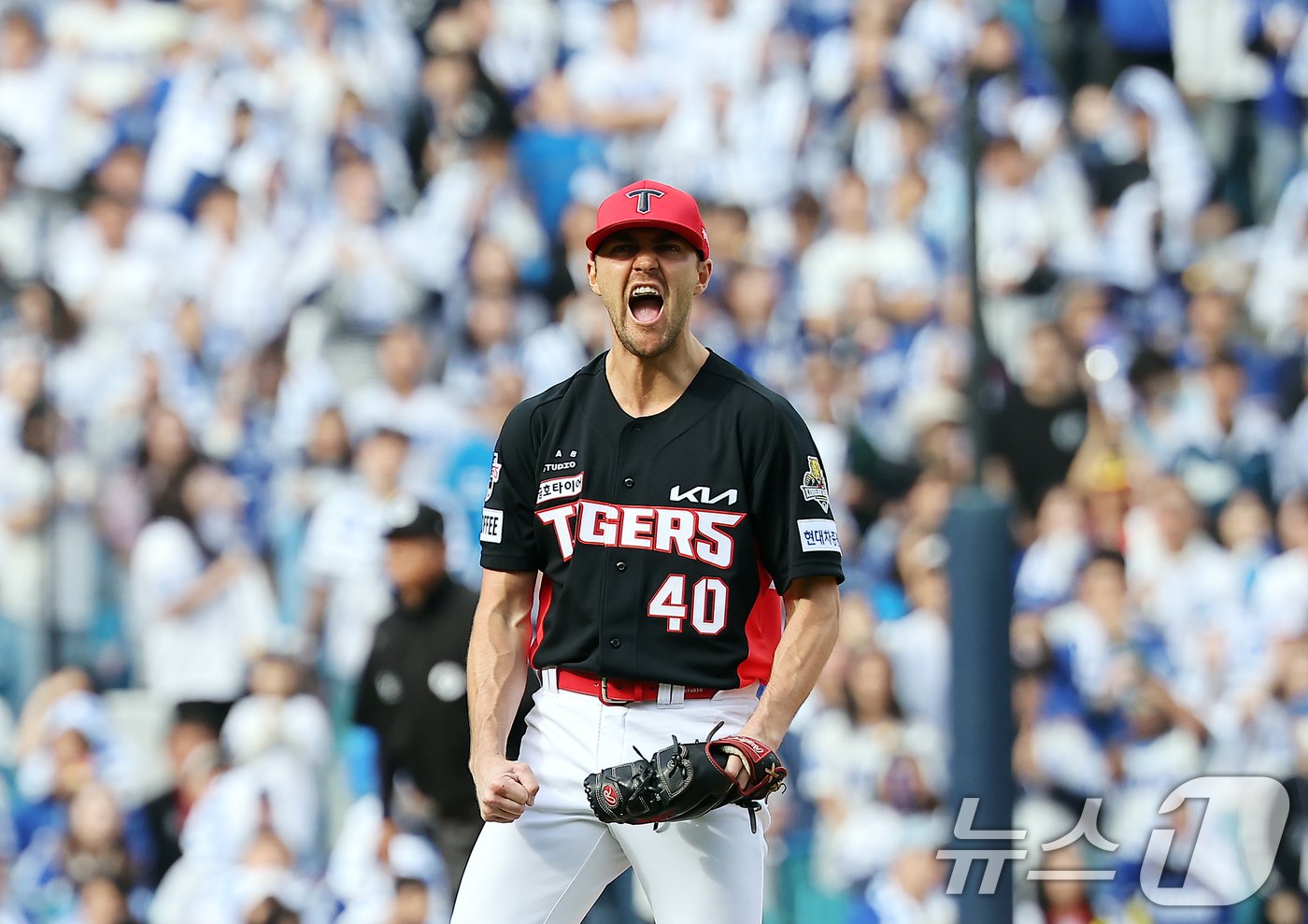 26일 오후 대구 삼성라이온즈파크에서 열린 프로야구 &#39;2024 신한 SOL 뱅크 KBO 포스트시즌&#39; 한국시리즈 4차전 KIA 타이거즈와 삼성 라이온즈의 경기, KIA 선발 네일이 1회말 2사 3루 상황 삼성 디아즈를 삼진으로 잡아낸 뒤 포효하고 있다. 2024.10.26/뉴스1 ⓒ News1 김진환 기자