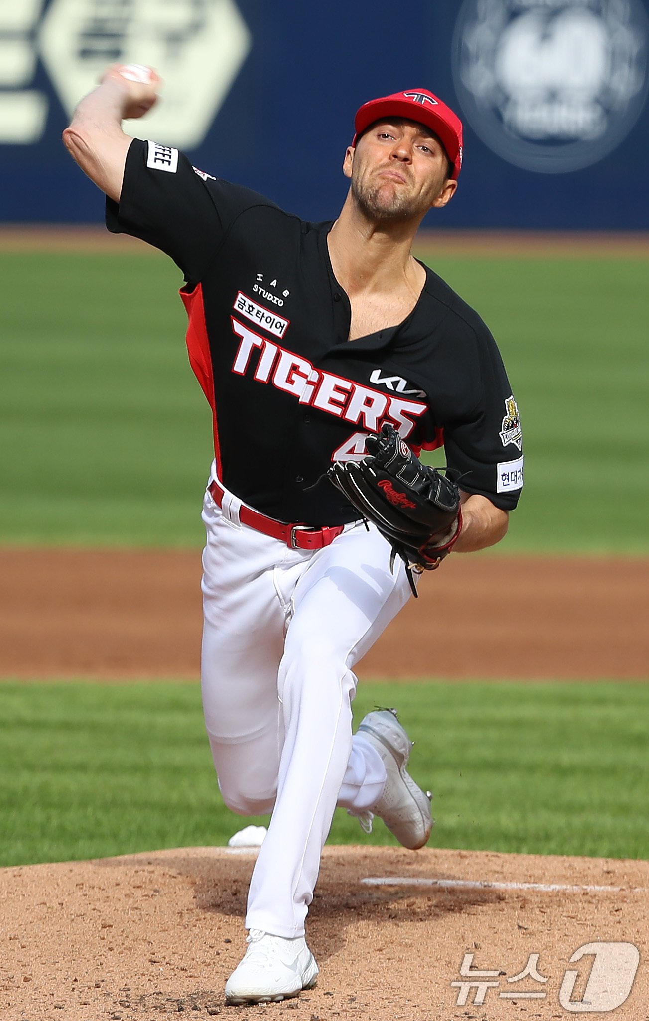 본문 이미지 - 26일 오후 대구 삼성라이온즈파크에서 열린 프로야구 '2024 신한 SOL 뱅크 KBO 포스트시즌' 한국시리즈 4차전 KIA 타이거즈와 삼성 라이온즈의 경기, KIA 선발투수 네일이 역투하고 있다. 2024.10.26/뉴스1 ⓒ News1 공정식 기자