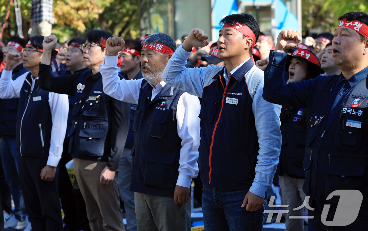 (서울=뉴스1) 박정호 기자 = 26일 오후 서울 여의도 국회의사당 앞에서 열린 양대노총 공공노동자 총력투쟁 결의대회에서 김동명 한국노총 위원장(왼쪽 세 번째)과 양경수 민주노총 …