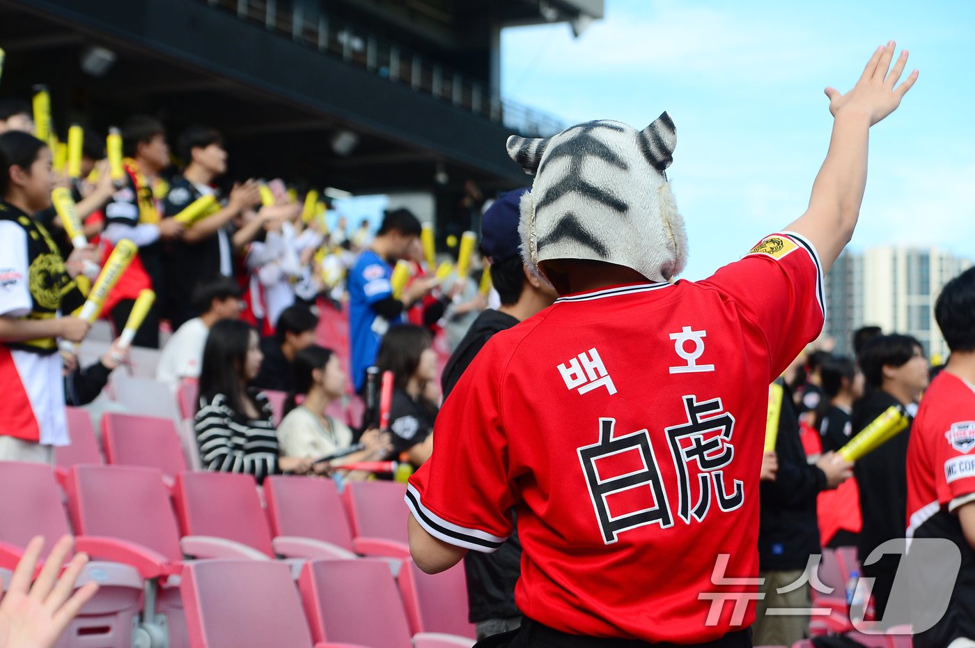 &#39;2024 신한 SOL 뱅크 KBO 포스트시즌&#39; 한국시리즈 4차전 KIA타이거즈와 삼성 라이온즈의 경기가 열린 26일 광주기아챔피언스필드에서 홈팬들이 대형전광판을 통해 생중계되는 경기를 보며 응원하고 있다. 2024.10.26/뉴스1 ⓒ News1 이승현 기자