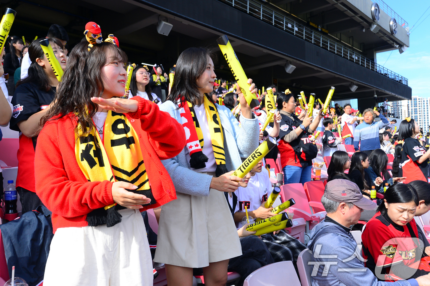 (광주=뉴스1) 이승현 기자 = '2024 신한 SOL 뱅크 KBO 포스트시즌' 한국시리즈 4차전 KIA타이거즈와 삼성 라이온즈의 경기가 열린 26일 광주기아챔피언스필드에서 홈팬들 …