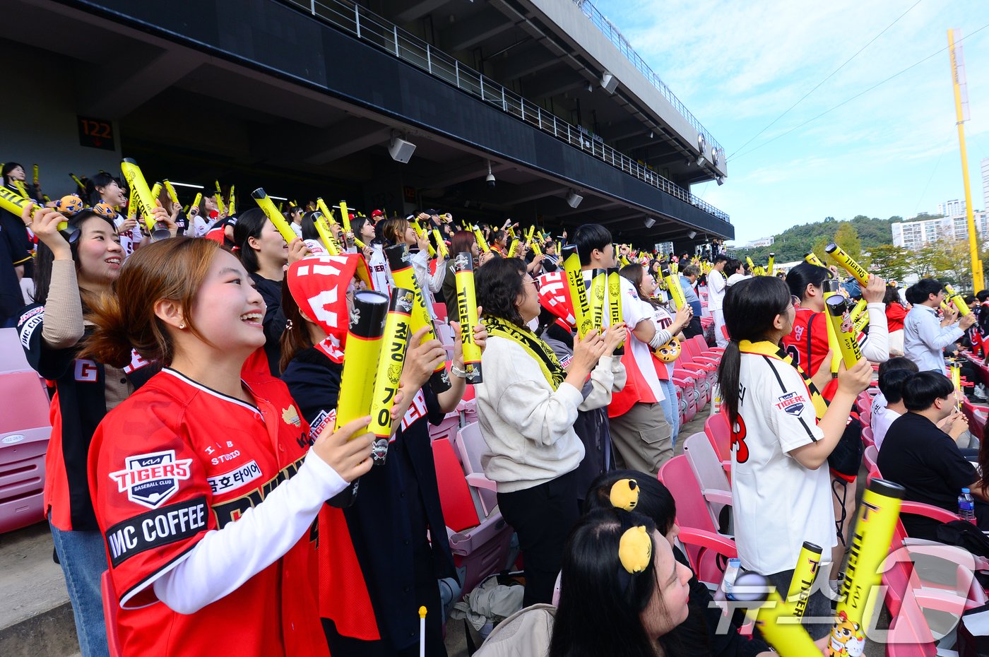 &#39;2024 신한 SOL 뱅크 KBO 포스트시즌&#39; 한국시리즈 4차전 KIA타이거즈와 삼성 라이온즈의 경기가 열린 26일 광주기아챔피언스필드에서 홈팬들이 대형전광판을 통해 생중계되는 경기를 보며 응원하고 있다. 2024.10.26/뉴스1 ⓒ News1 이승현 기자