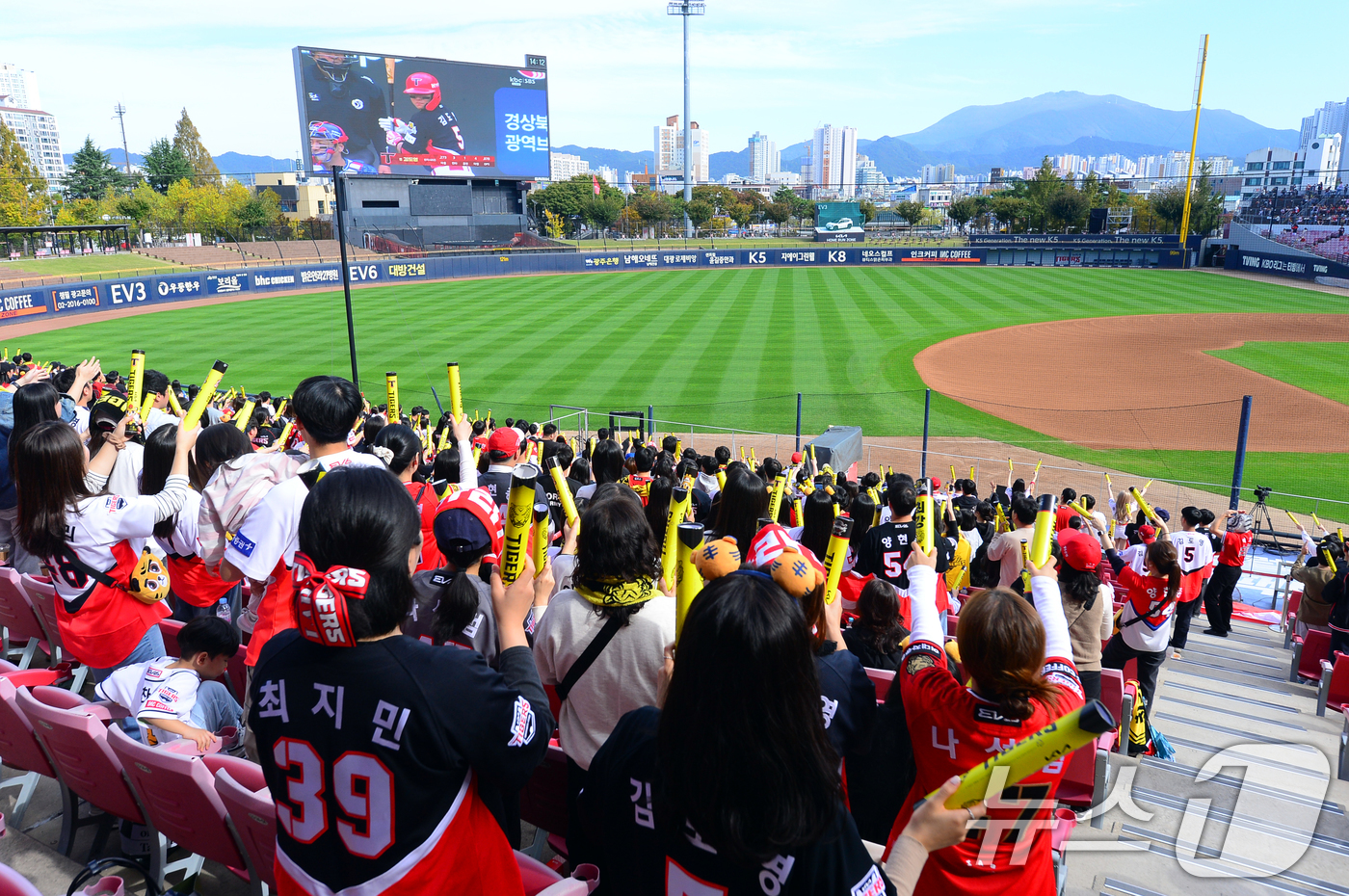 (광주=뉴스1) 이승현 기자 = '2024 신한 SOL 뱅크 KBO 포스트시즌' 한국시리즈 4차전 KIA타이거즈와 삼성 라이온즈의 경기가 열린 26일 광주기아챔피언스필드에서 홈팬들 …