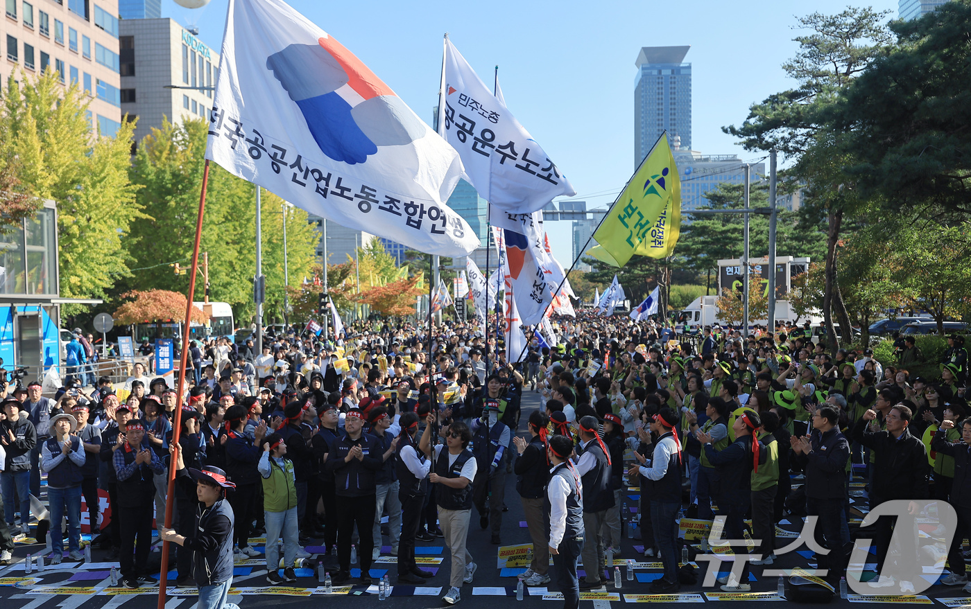 (서울=뉴스1) 박정호 기자 = 26일 오후 서울 여의도 국회의사당 앞에서 열린 양대노총 공공노동자 총력투쟁 결의대회에 깃발이 들어오고 있다.한국노동조합총연맹과 전국민주노동조합총연 …