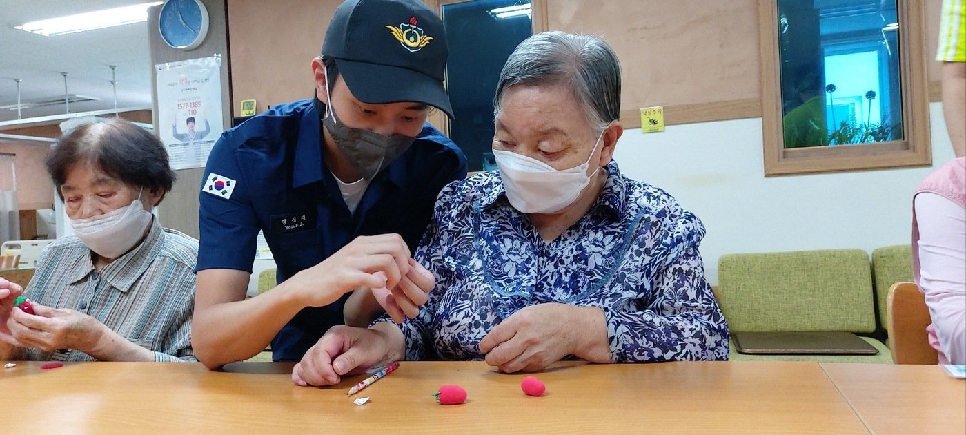 본문 이미지 - 노인복지센터에서 일하고 있는 사회복무요원.(병무청 제공)